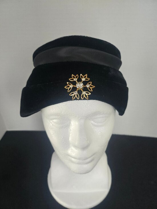Vintage 1950s, 1960s Black Velvet Bucket Hat Satin Ribbon Gold Tone Snowflake main image 9